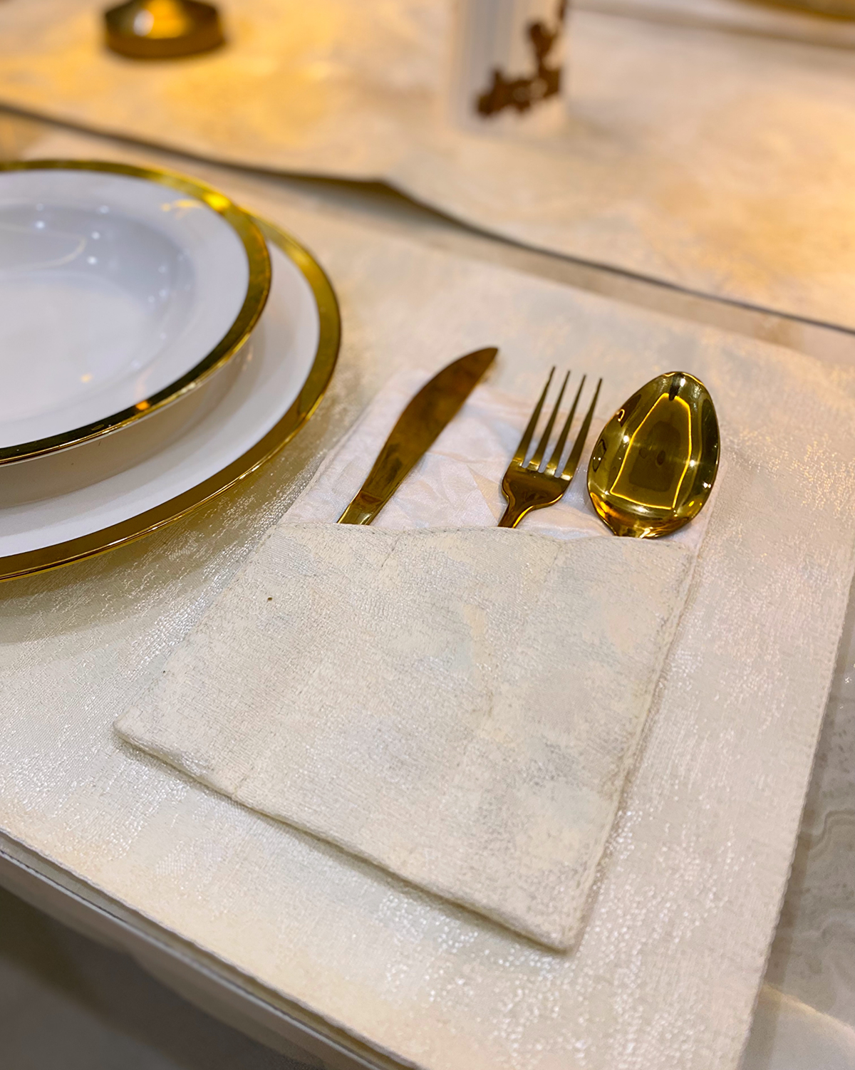 Second Beige Mats Dining Table Set