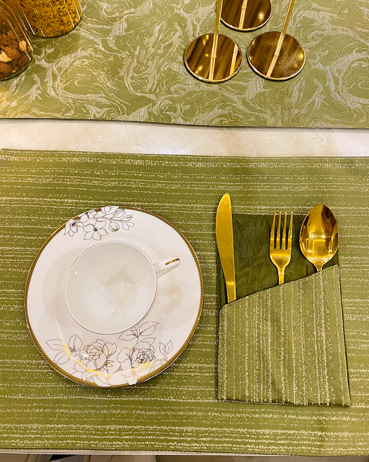 Green Mats Dining Table Set