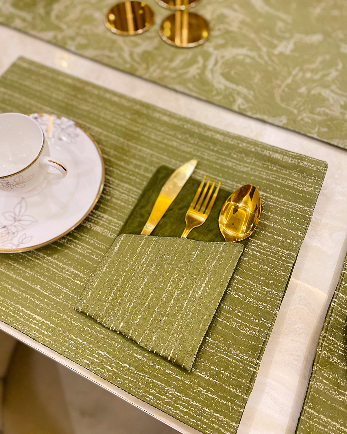 Green Mats Dining Table Set